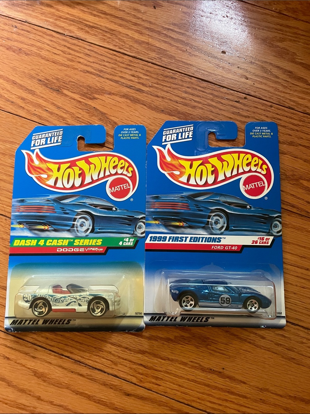 Mattel Hot Wheels Blue & White Twin Pack - Dodge & Ford GT-40